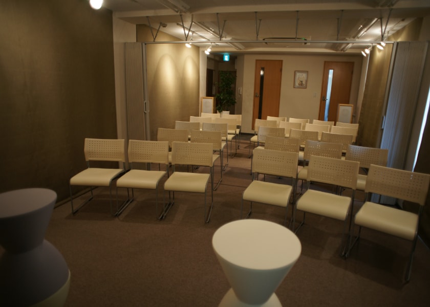 レンタルスペース椅子並べ